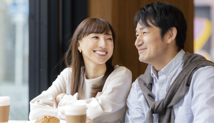 デートをしている女性と男性